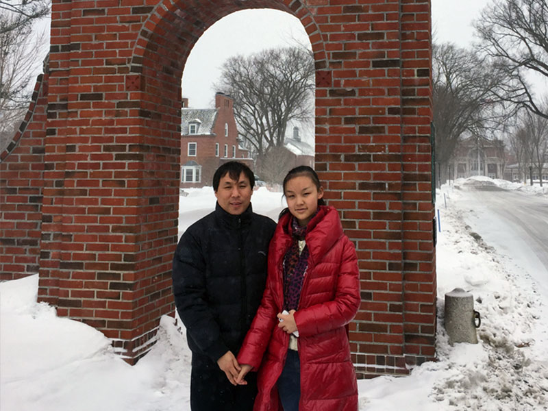 冒雪考察Hotchkiss School。
